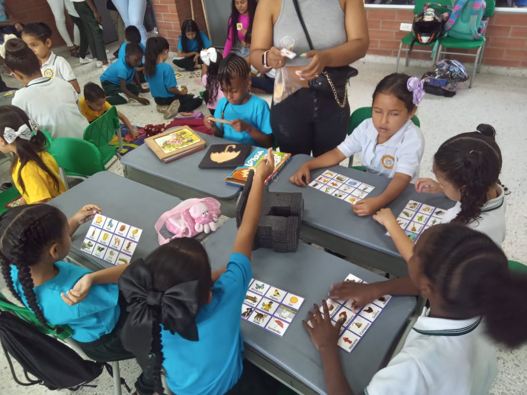 Estudiantes de la institución participando en una actividad colaborativa de aprendizaje