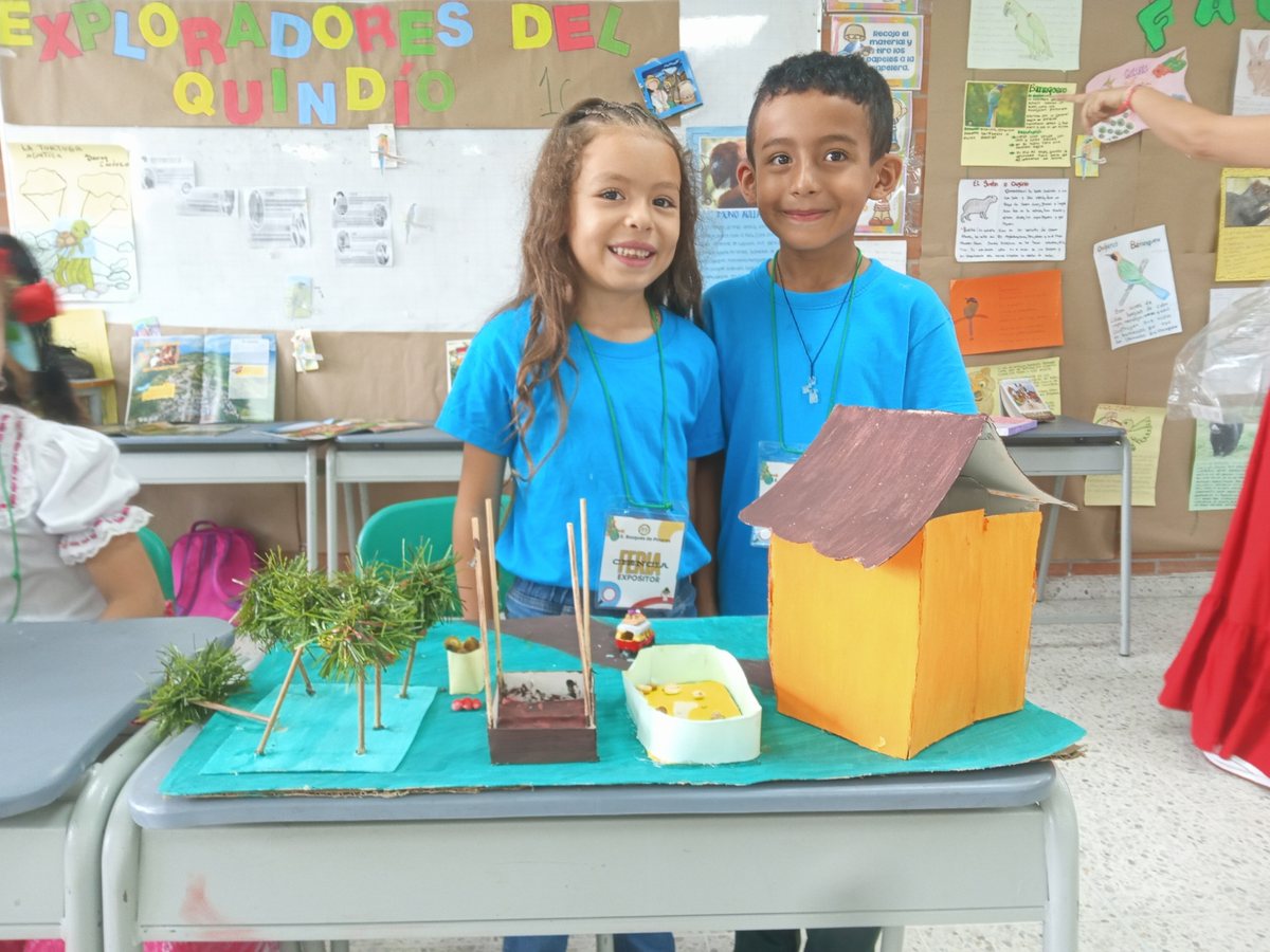 Estudiantes de básica primaria durante una experiencia de aprendizaje por proyectos