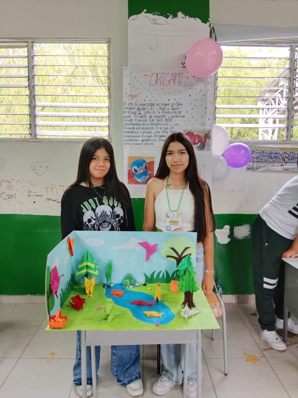 Estudiantes de básica secundaria presentando un proyecto académico